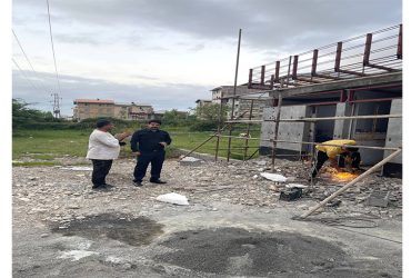 بازدید مهندس علی اسدی ملک جهان شهردار شاندرمن از روند اجرایی بهسازی بازارهفتگی شاندرمن